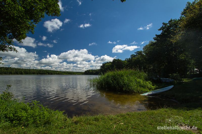 Foto Campingplatz: eine Wiese am See