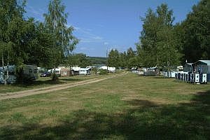 Foto: Campingplatz mit Wohnwagen
